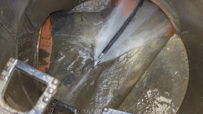 Drainage hydro jetting in a manhole 